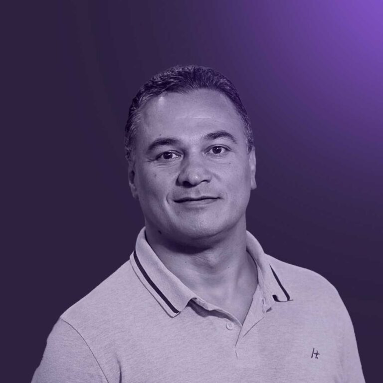 Foto do professor Luciano Galdino num fundo com degradê roxo e um filtro na imagem dele roxo