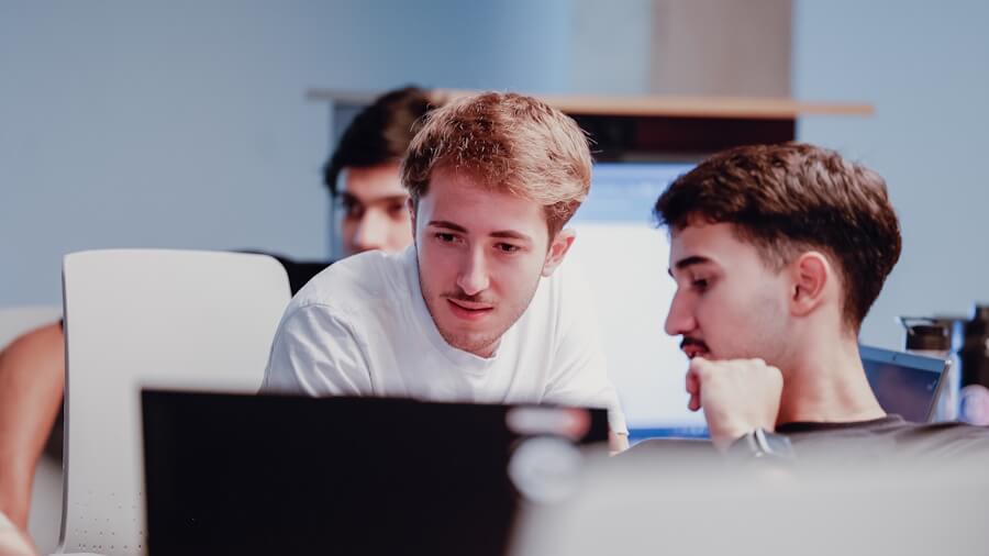 Estudantes do Inteli no primeiro ano colaborando em projetos de inteligência artificial